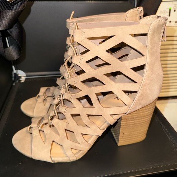 Tan heels - Picture 4 of 5